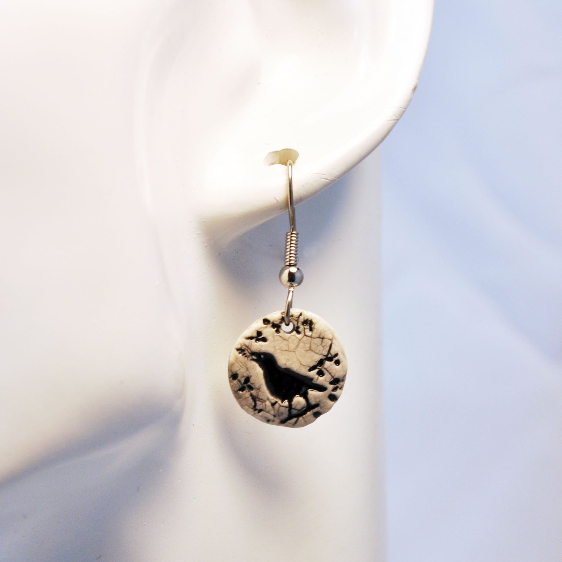 ELS809 Earrings Crow Small Round on mann.jpg